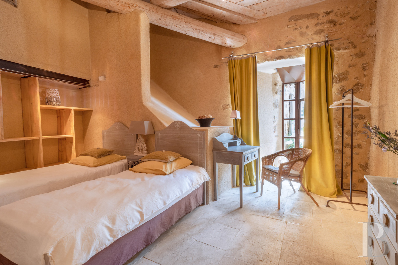 Dans le Vaucluse, aux environs de Beaumes-de-Venise,  une ancienne ferme du 18e siècle bordée de vignes - photo  n°13